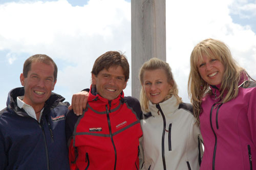 Günther Unterberger, mein langjähriger Partner auf den 8000ern, ich, Heike, Carmen Stock (Heikes Cousine und Beistand) am Gipfel der Riesner Krispen.
